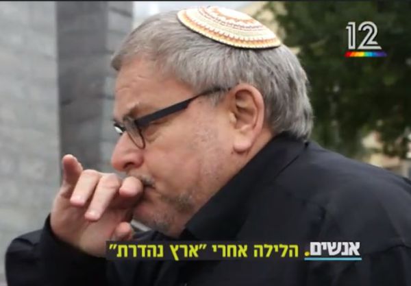 צפו: העיתונאי הסרוג הוותיק נשבר מול המצלמות