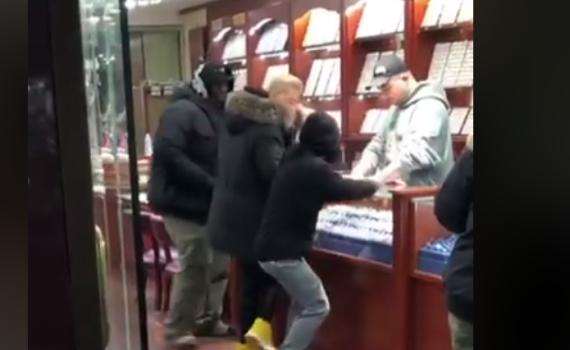 לעיני המצלמות: הכוכב הישראלי נשדד בחנות•צפו