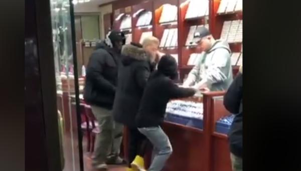 לעיני המצלמות: הכוכב הישראלי נשדד בחנות•צפו