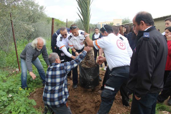 מרגש: נטע ח"י תמרים עם אלו שהצילו את חייו