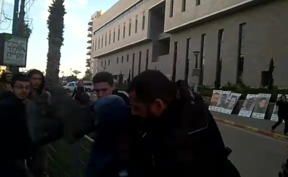 צפו: הפגין נגד מעצר הקטינים ונפצע באורח קשה