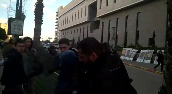 צפו: הפגין נגד מעצר הקטינים ונפצע באורח קשה