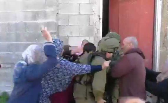 מביש: לוחמי צה"ל חוטפים מכות מפלסטיניות