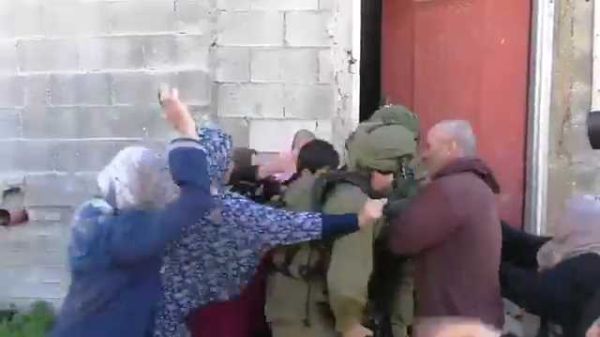 מביש: לוחמי צה"ל חוטפים מכות מפלסטיניות