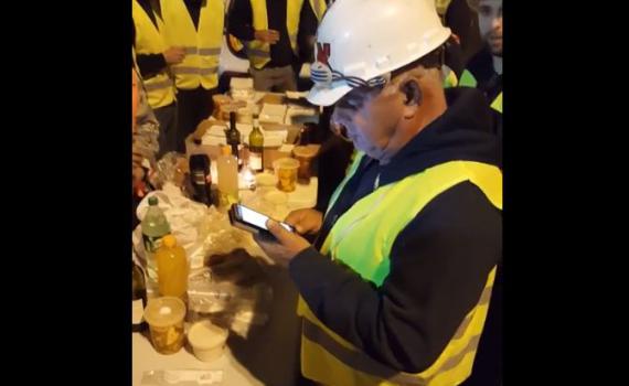 בשבת מתוך טלפון: העובדים בגשר יהודית עשו קידוש.צפו