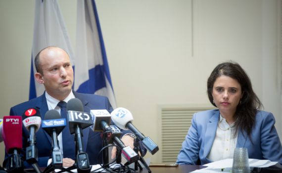 בנט יוצא להגנת שקד: "לא עשויה מהחומר שנשבר"