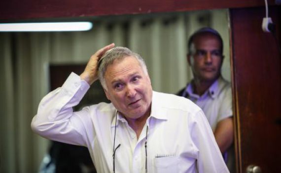 "מאכער העולם": הפרופיל של האיש הכי קרוב לנתניהו. צפו