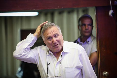 "מאכער העולם": הפרופיל של האיש הכי קרוב לנתניהו. צפו