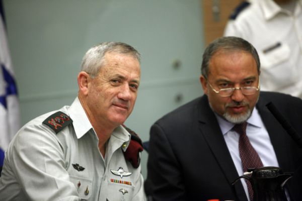 ליברמן מגלה: אלו עמדותיו המדיניות של בני גנץ