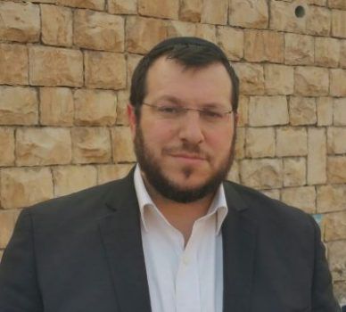 הרב עמיחי אליהו משיב לתוקפי אביו