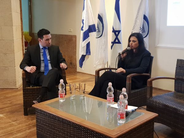 איילת שקד מצטרפת למתקפה על בני גנץ