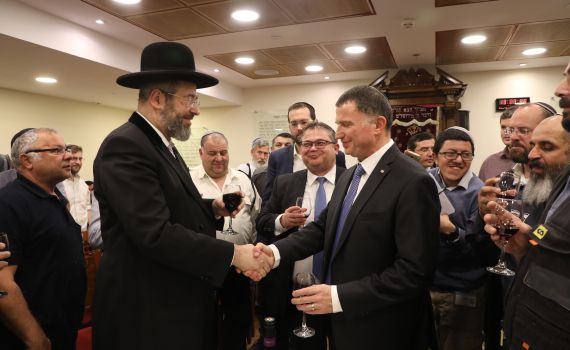 הרב הראשי קבע את מזוזת הכנסת הראשונה