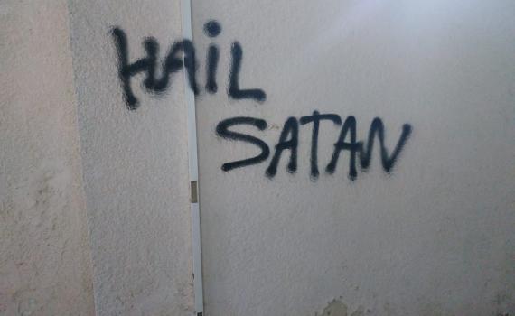 גרפיטי של כת השטן על קיר בית כנסת בנתניה