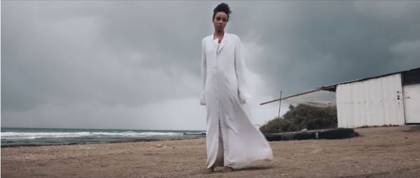 מרגש: הזמרת הבינלאומית בסינגל מלא אמונה