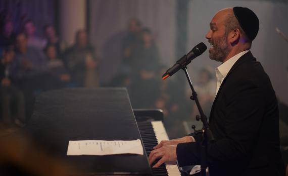 צפו: יונתן רזאל בביצוע מפתיע ללהיט של ט"ו בשבט