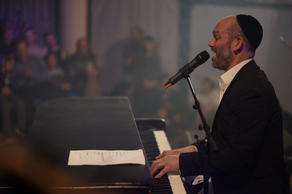 צפו: יונתן רזאל בביצוע מפתיע ללהיט של ט"ו בשבט