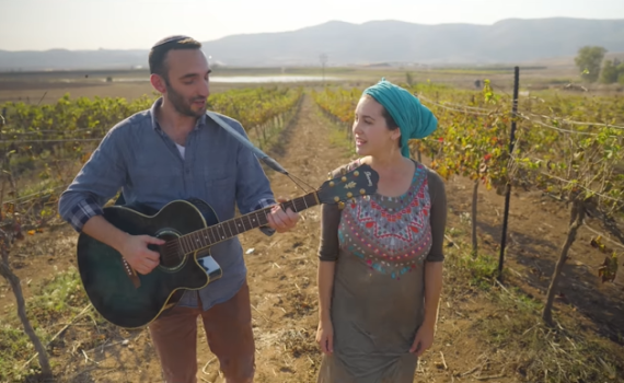 צפו: יונינה בשיתוף פעולה מפתיע עם זמרת מסין