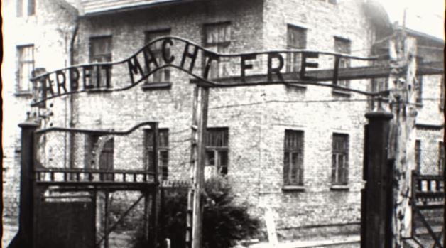 הסיסמה של מחנות הריכוז הומצאה לפני השואה? צפו