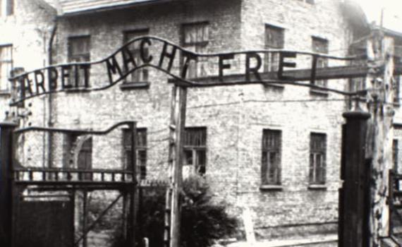 הסיסמה של מחנות הריכוז הומצאה לפני השואה? צפו