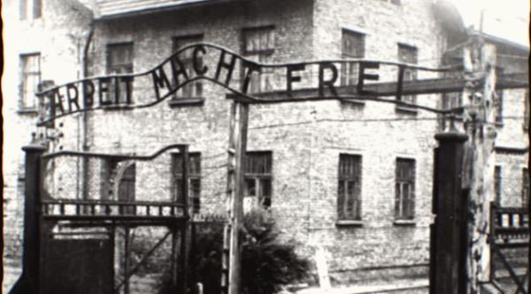 הסיסמה של מחנות הריכוז הומצאה לפני השואה? צפו