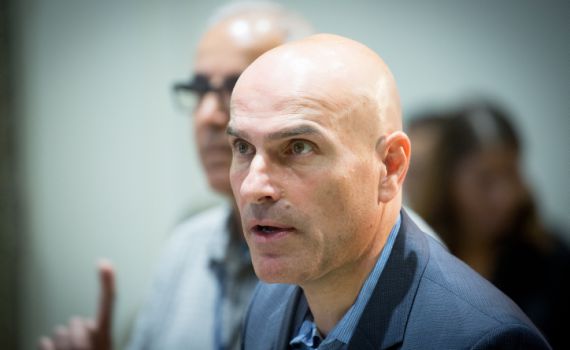 חסינות לכתבת גלי צה"ל בתמורה לנייד של אפי נווה