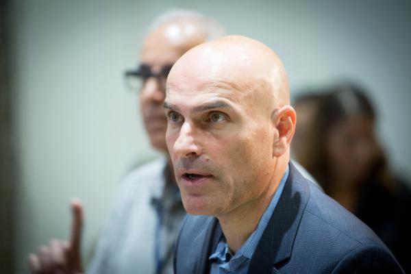 חסינות לכתבת גלי צה"ל בתמורה לנייד של אפי נווה