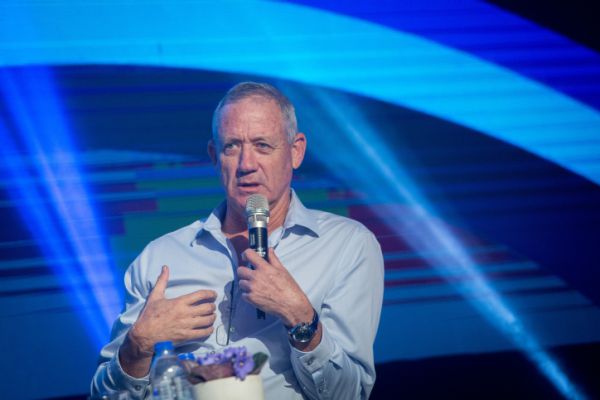 בני גנץ: "ראש ממשלה עם כתב אישום לא יכול לכהן"
