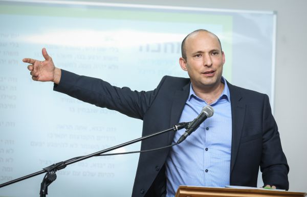 בנט לא מתקפל בפני הרבנים: "גאה בחיילות"