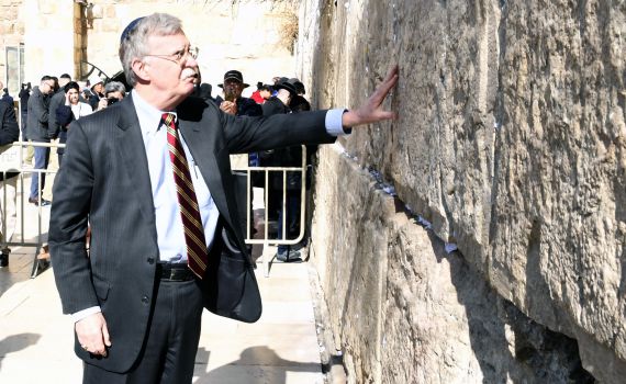 צפו: היועץ האמריקני לביטחון מבקר בכותל