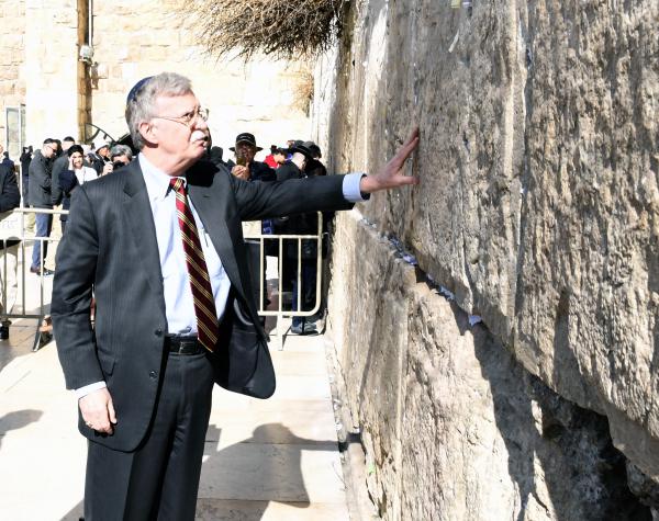 צפו: היועץ האמריקני לביטחון מבקר בכותל