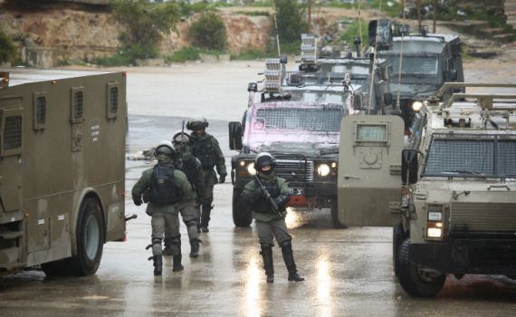 קצין וארבעה לוחמים נעצרו בחשד שהיכו פלסטינים