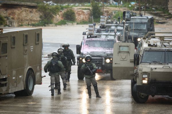 קצין וארבעה לוחמים נעצרו בחשד שהיכו פלסטינים