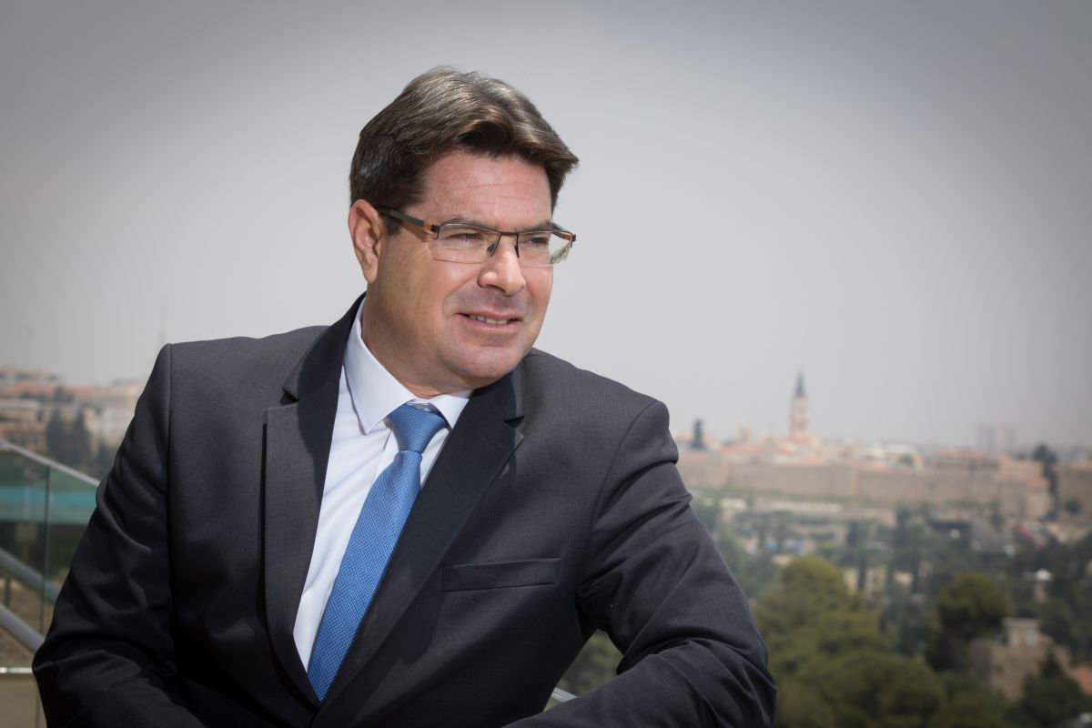 האזינו: מה קרה כשהפתיעו את השר אופיר אקוניס?