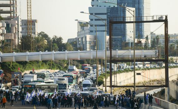 מחאת יוצאי אתיופיה: אלפים חסמו את נתיבי איילון