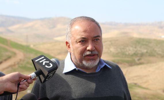 ליברמן: "תושבי חאן אל-אחמר רוצים להתפנות"