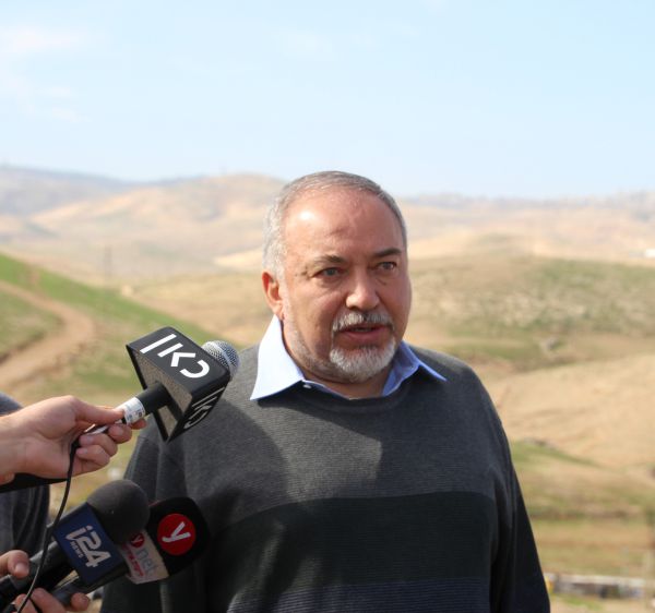 ליברמן: "תושבי חאן אל-אחמר רוצים להתפנות"