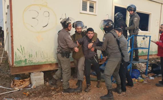 פינוי אלים בעמונה: כדורי גומי, רימוני הלם וגז