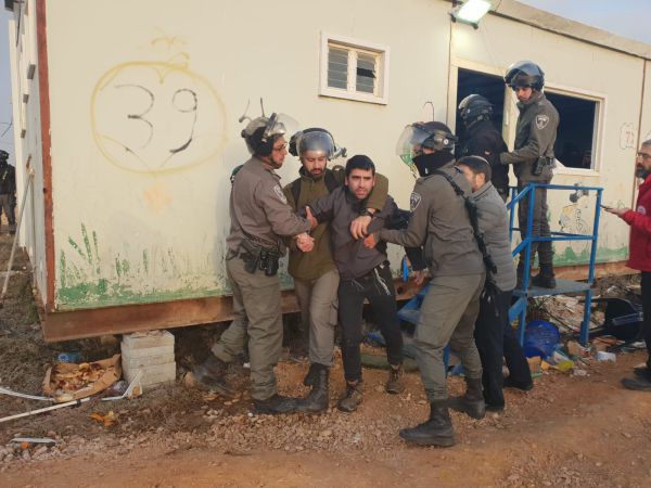 פינוי אלים בעמונה: כדורי גומי, רימוני הלם וגז