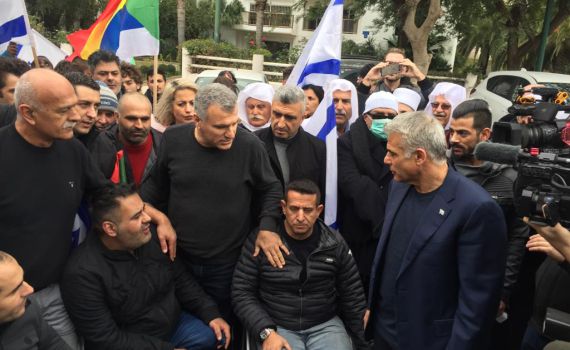 אחרי גנץ: מחאה נגד חוק הלאום מול ביתו של לפיד