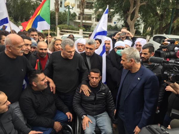 אחרי גנץ: מחאה נגד חוק הלאום מול ביתו של לפיד