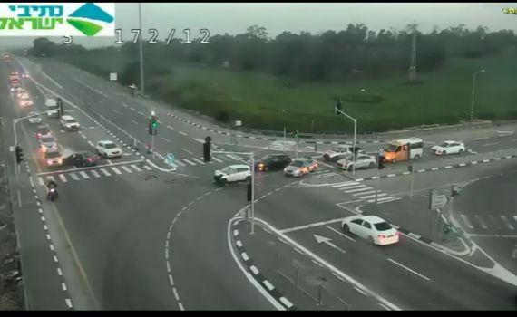 צפו: תאונה חזיתית והנהגים ממשיכים לנסוע כרגיל