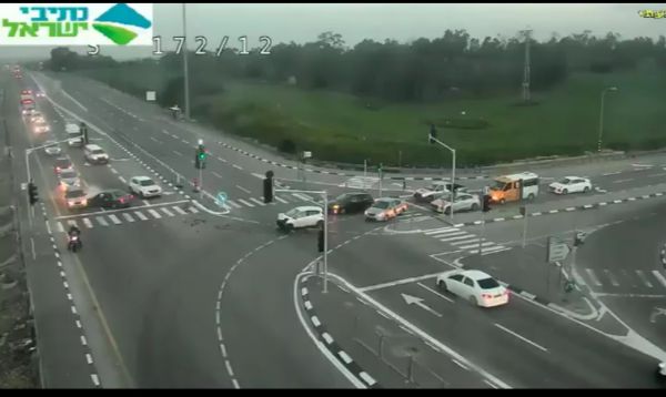 צפו: תאונה חזיתית והנהגים ממשיכים לנסוע כרגיל