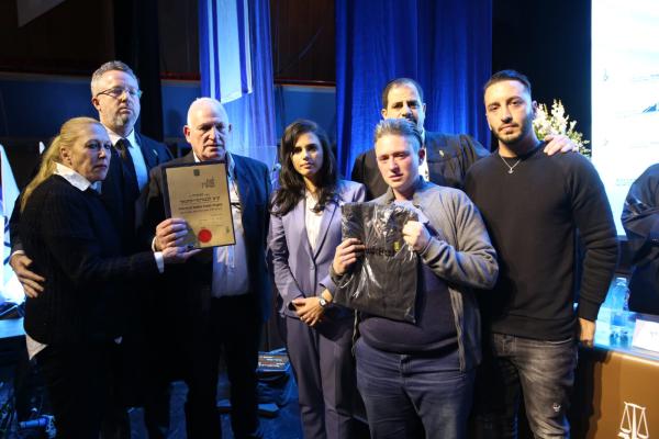 שקד העניקה תעודת הסמכה להוריה של קים לבנגרונד