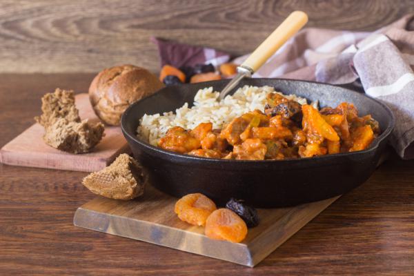 סורגים שבת: מתכון לתבשיל בשר עם פירות יבשים