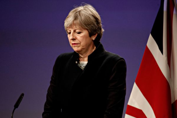 לאחר דחיית ההסכם: ממשלת בריטניה בסכנה