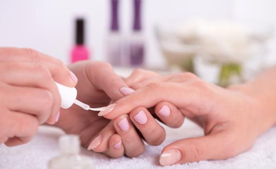 הרב יצחק יוסף: מצווה למנוע מנשים לשים לק