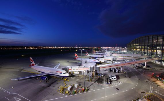 שוב: נמל התעופה בלונדון הושבת בעקבות רחפן חשוד