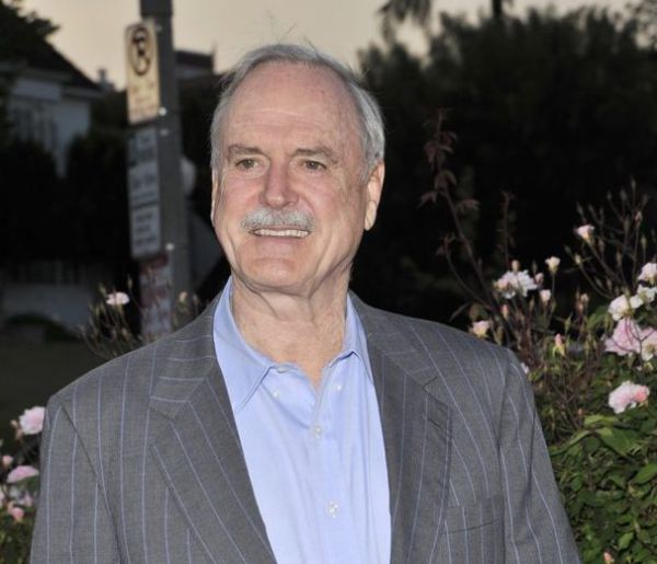 פולטי והגביע הקדוש: ג'ון קליז מגיע להופעה בישראל