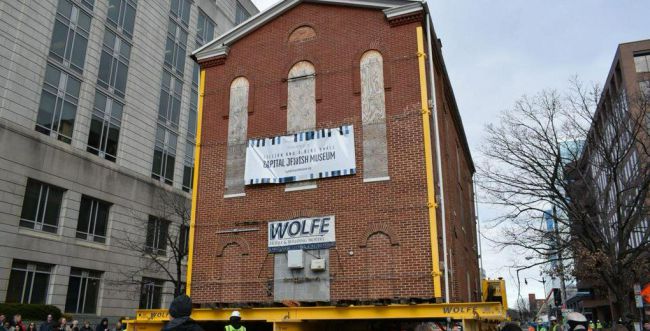 צפו: בית הכנסת מתגלגל ברחובות העיר