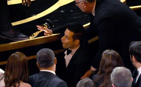 צפו: זוכה האוסקר נפל מהבמה וכבש את הרשת